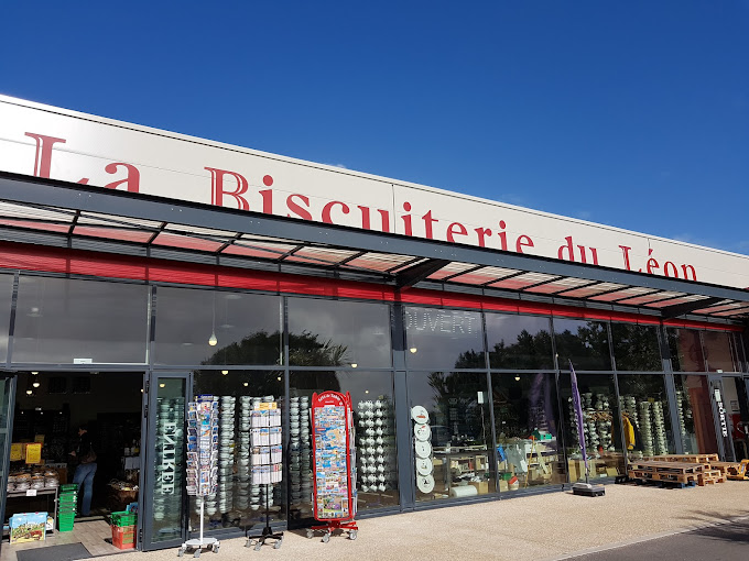 La Biscuiterie du Léon est un magasin disposant d'un grand parking, entre Roscoff et Santec. Il propose un grand choix de souvenirs de bretagne et du Pays du Léon, des vêtements aux bols bretons en passant par la vaisselle, linge de maison et autres mugs. Vous y trouverez aussi des gâteaux bretons, des conserves à base de poisson et un grand choix de spécialités à base de beurre salé et de caramel.